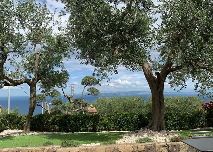 לינה וארוחת בוקר A B&b,relaxing Location With Seaview *